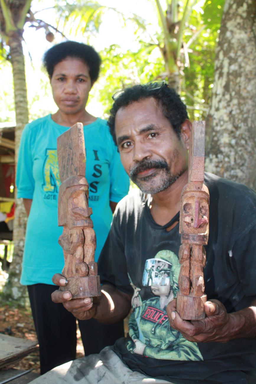 BD/153/95 - 
man en vrouw uit Aryom - Biak
