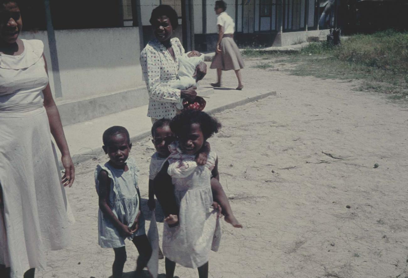 BD/144/211 - 
Groepsfoto vrouwen met kinderen
