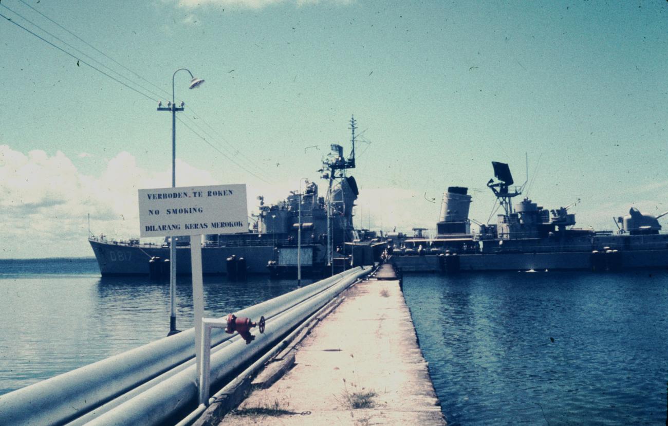 BD/144/218 - 
Marineschip wordt van olie voorzien
