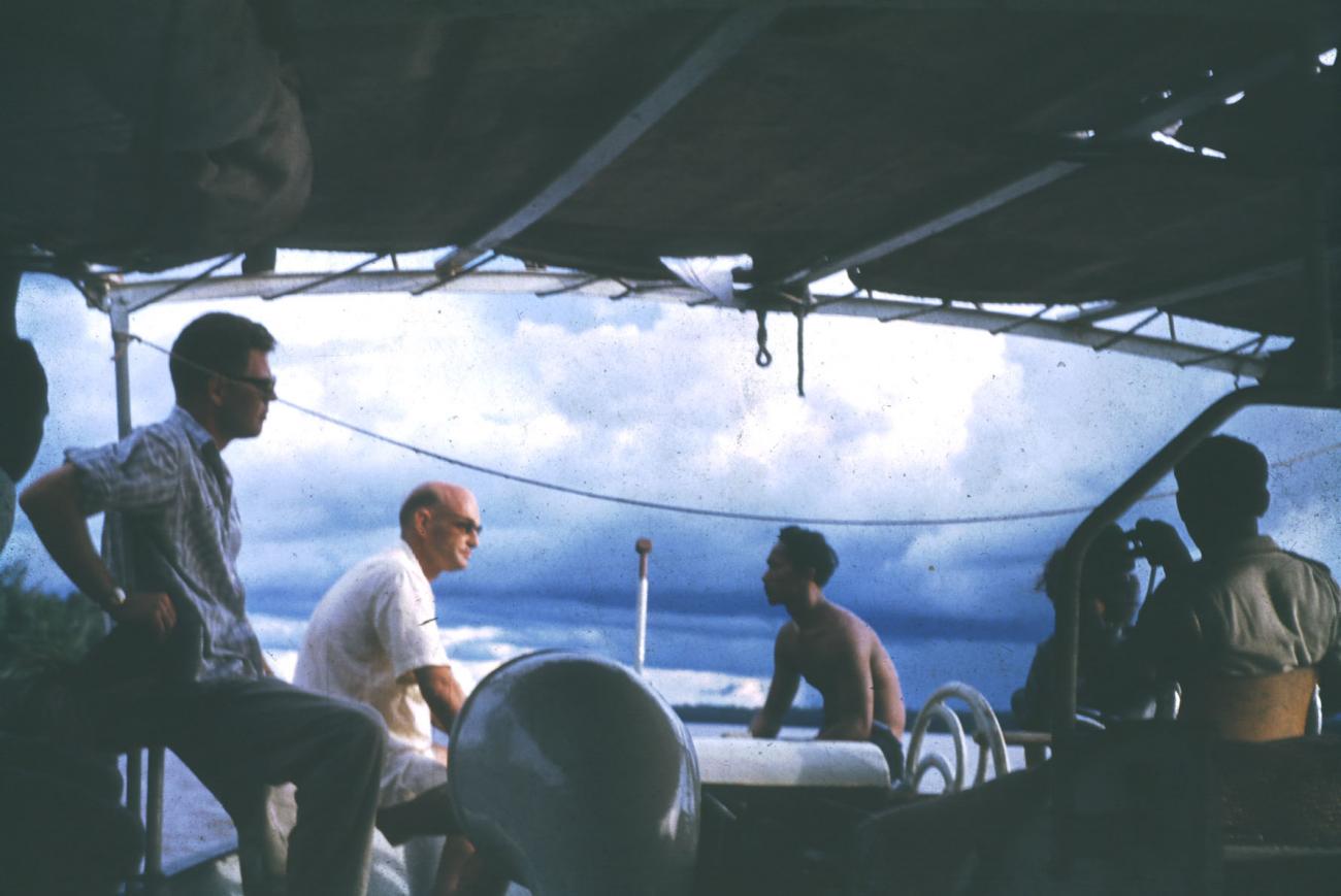 BD/144/222 - 
Groepsfoto op achterzijde schip

