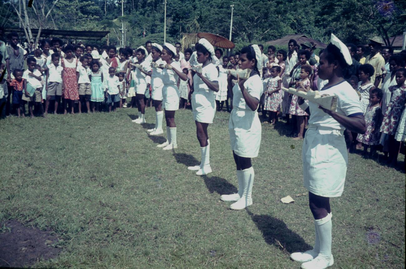 BD/144/251 -
Koninginnendag, vrouwen in witte uniformen, houten imitatiegeweren