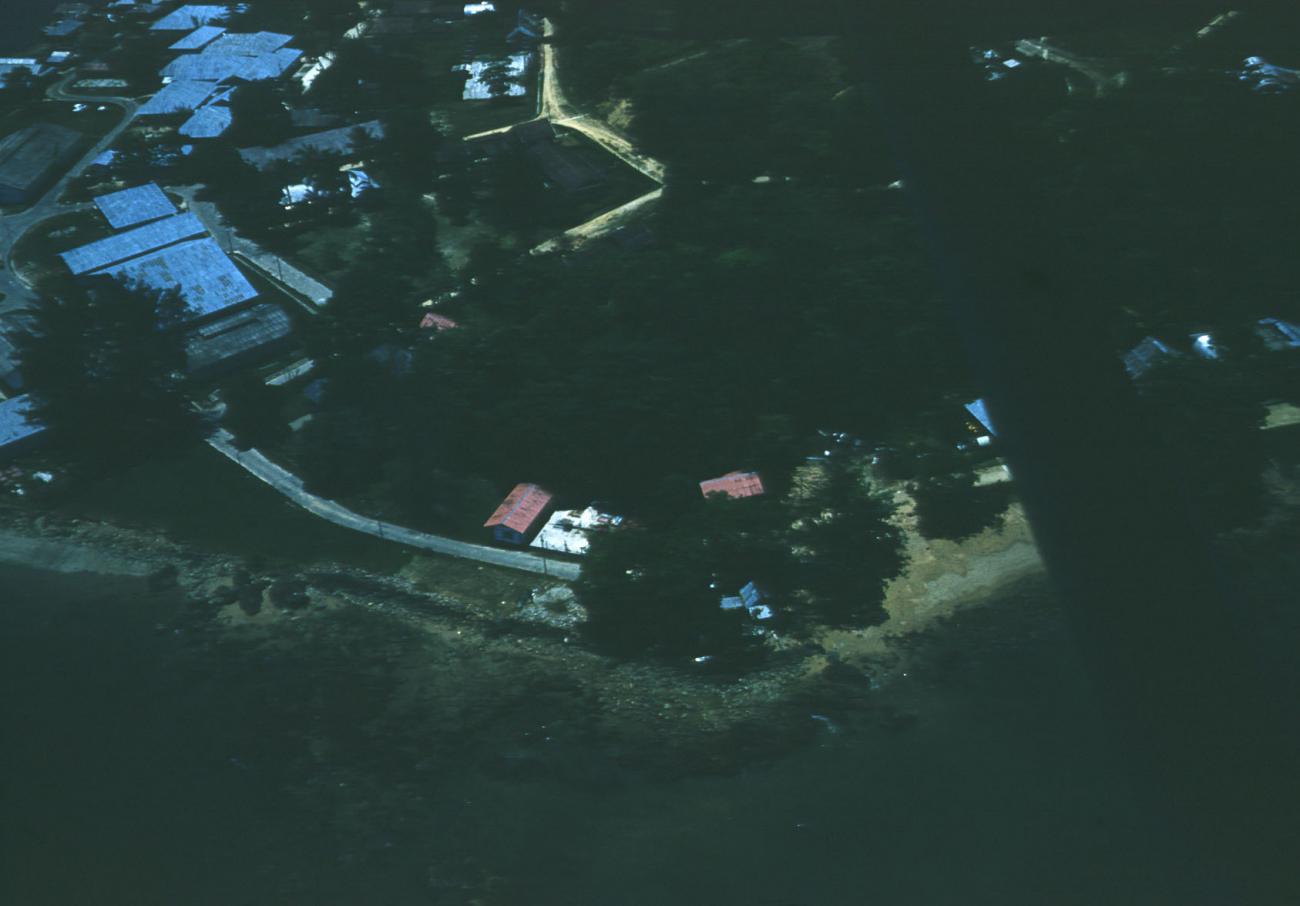 BD/144/268 - 
Luchtfoto weg en bebouwing

