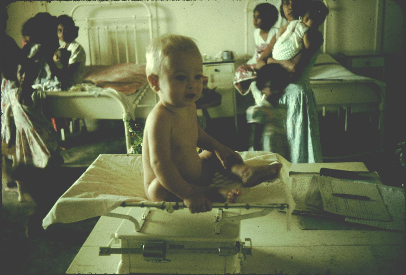 BD/144/322 - 
Polikliniek, baby wordt gewogen
