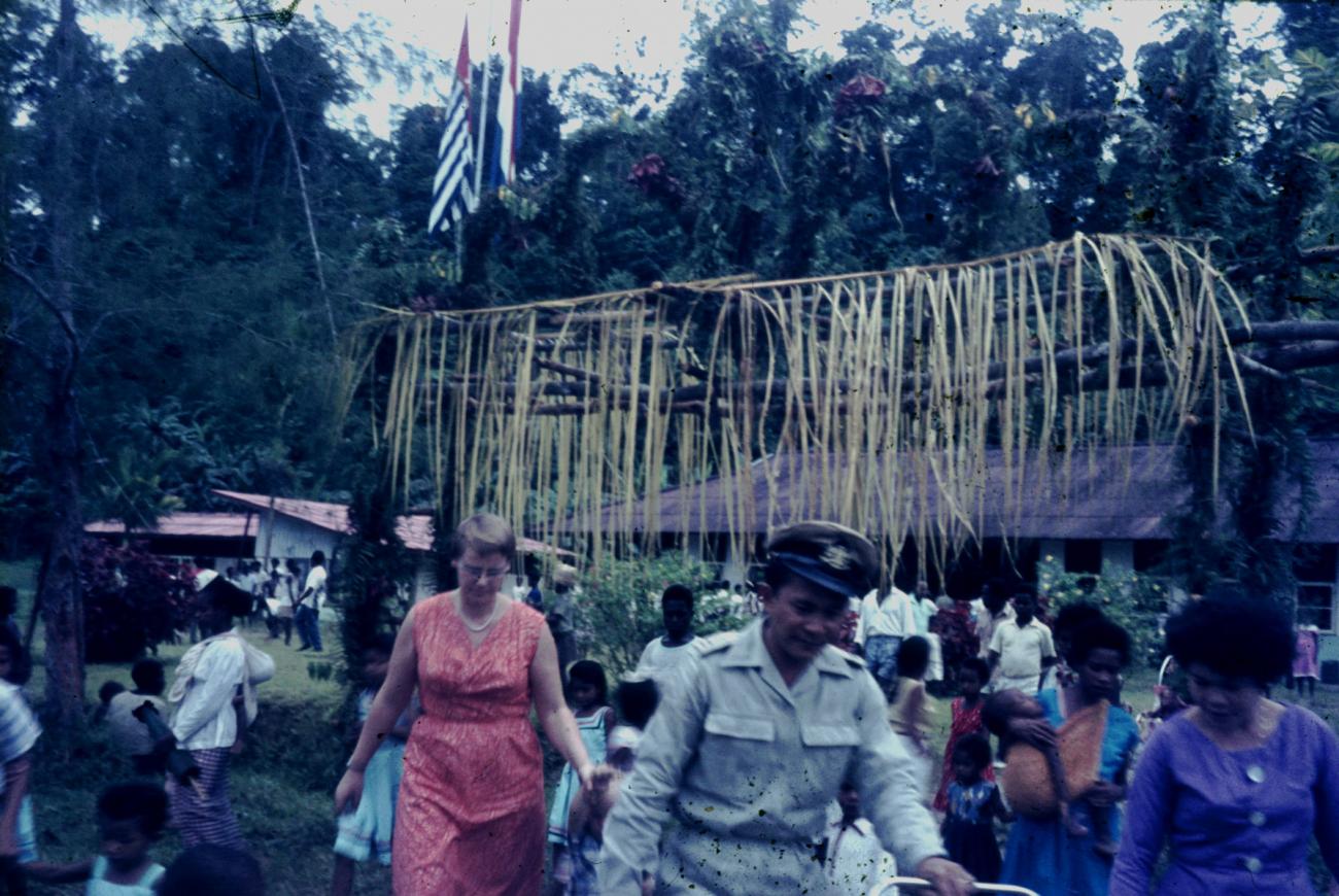 BD/144/344 - 
Groepsfoto blanke vrouw en militair
