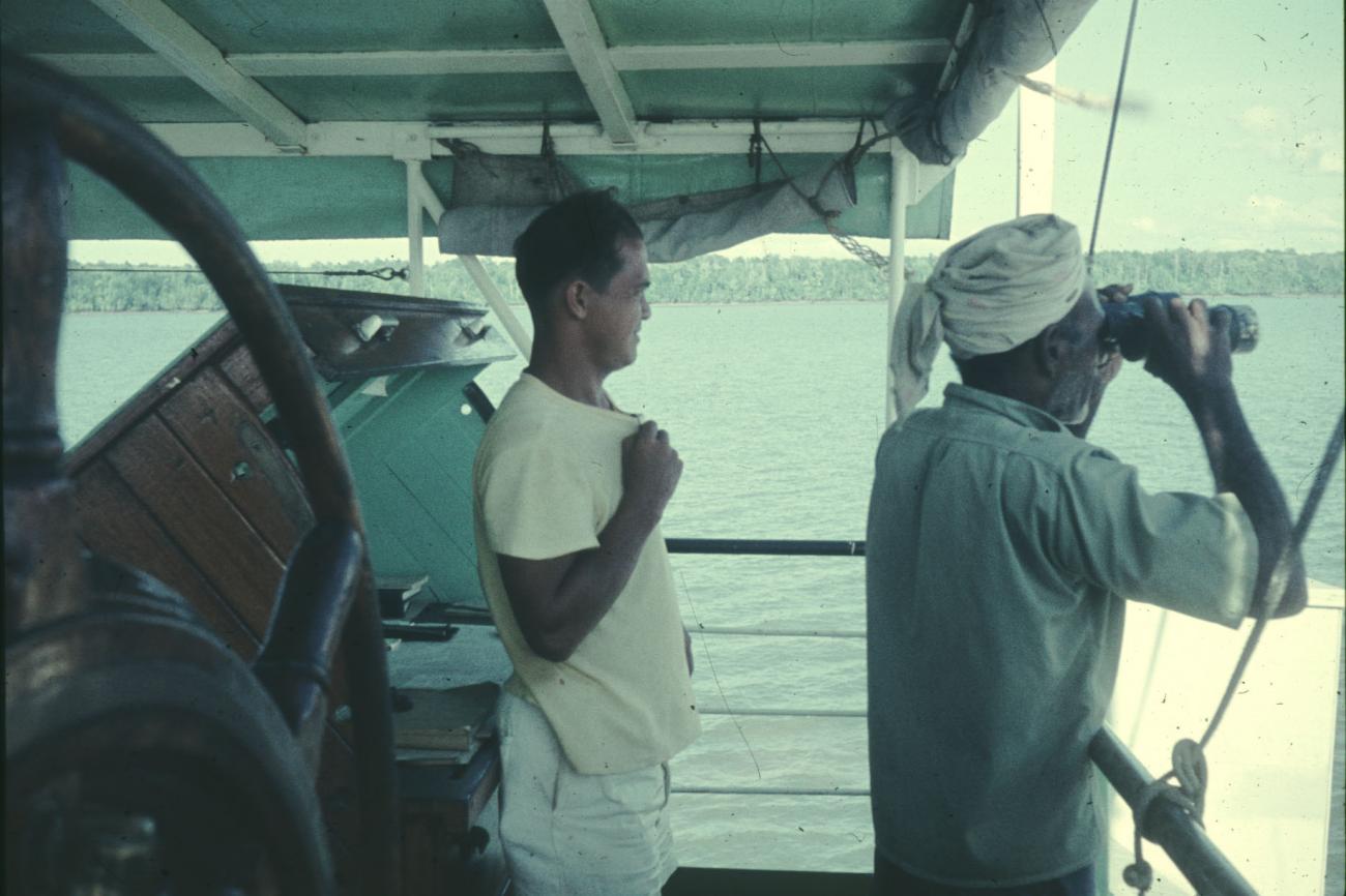BD/144/351 - 
Foto op schip, o.m. man met verrekijker
