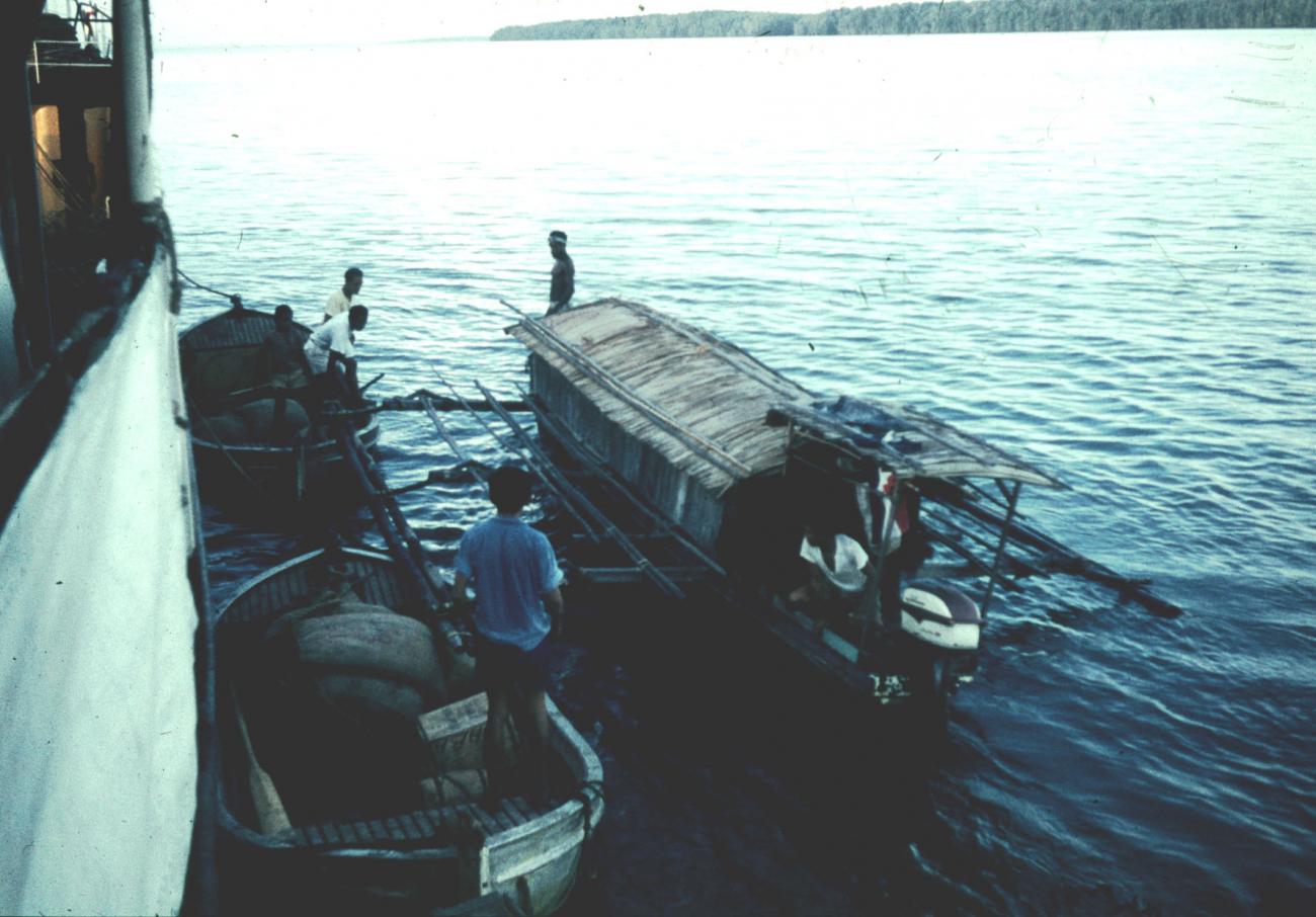 BD/144/354 - 
Inlands bootje met motor praait schip. Dubbel: zie 494
