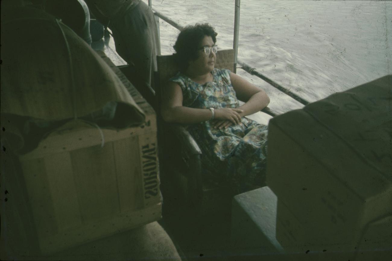 BD/144/35 -
Europees geklede vrouw op stoel op schip. Dubbel: zie 238
