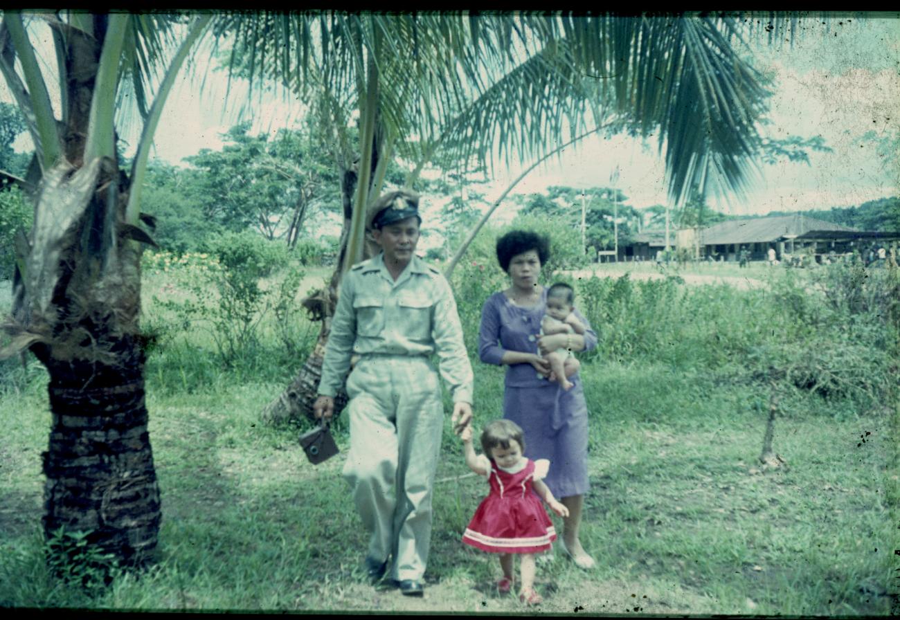 BD/144/360 - 
Militair met vrouw en kinderen
