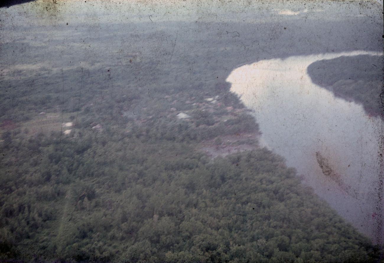 BD/144/381 - 
Luchtfoto van rivier
