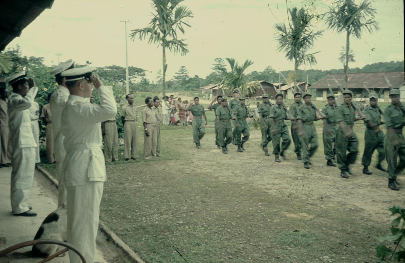 BD/144/390 - 
Defile papoeapolitie
