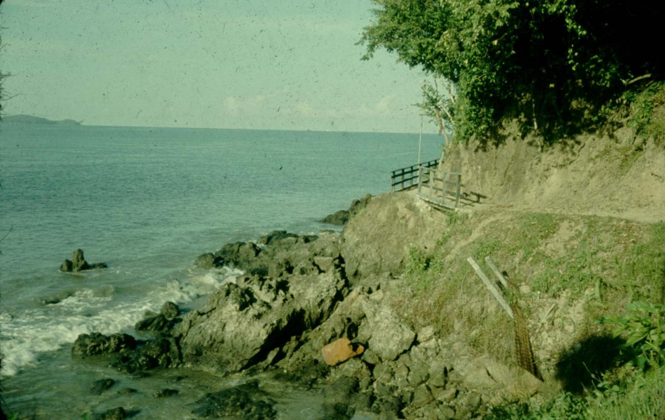 BD/144/406 - 
Rotsachtige kust
