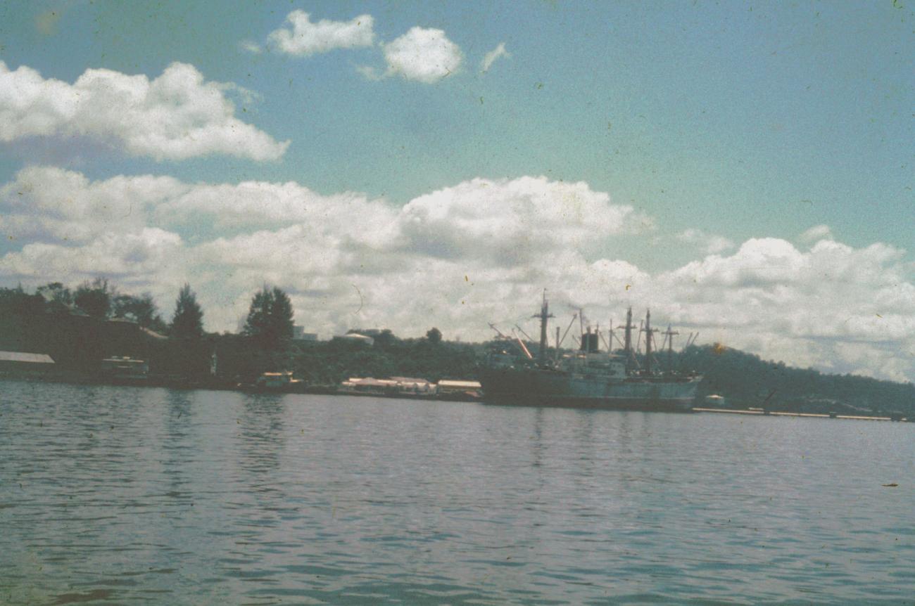 BD/144/413 - 
Koopvaardijschip in haven
