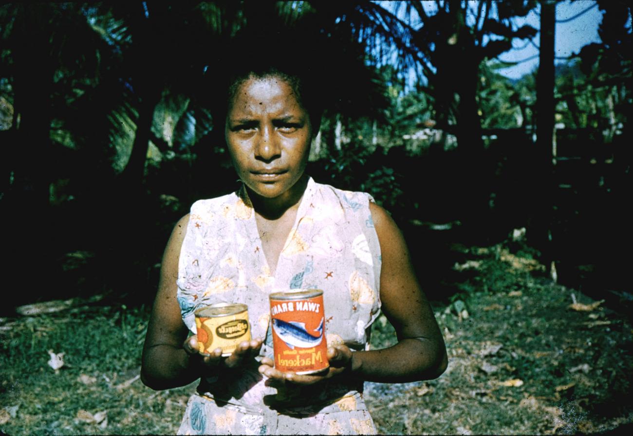 BD/144/431 - 
Portret jonge vrouw met blikjes eten. Dubbel: zie 478
