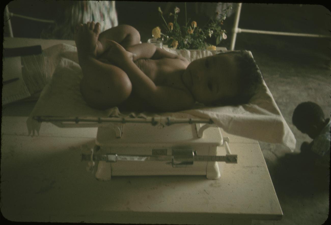 BD/144/449 -
Baby op weegschaal