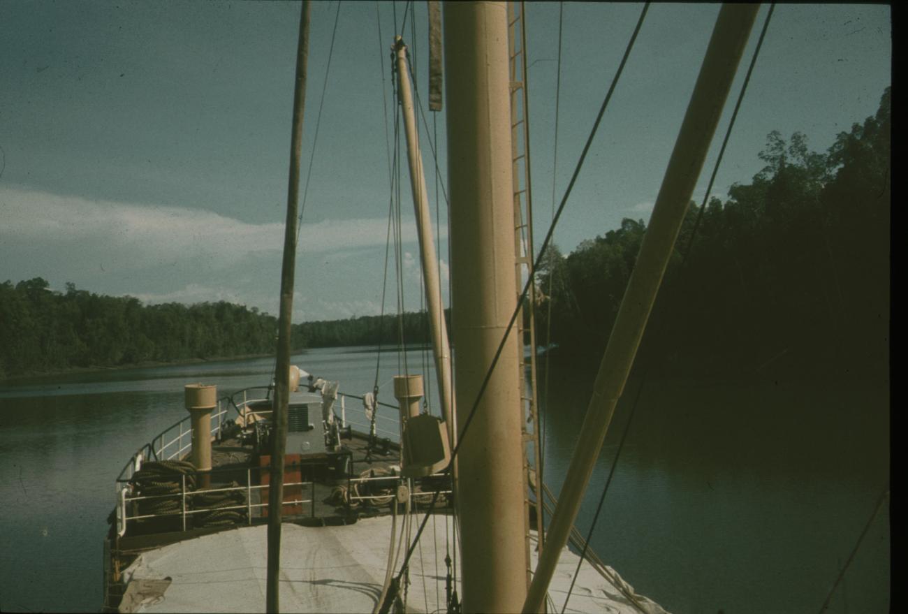 BD/144/499 - 
Foto rivier vanaf schip
