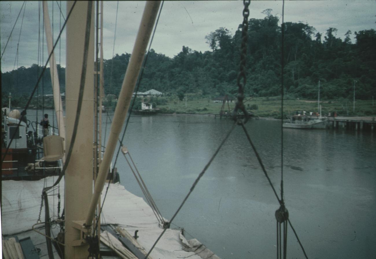 BD/144/503 - 
Foto oever vanaf schip
