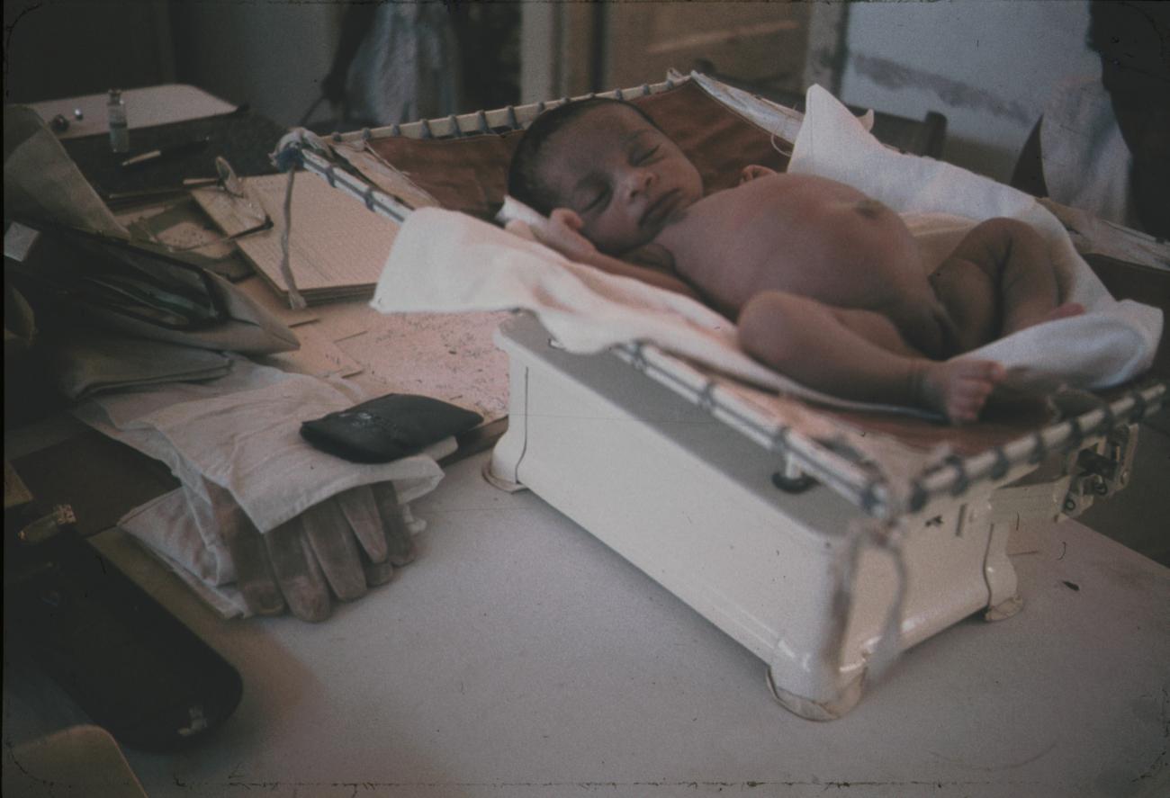 BD/144/524 -
Polikliniek. Baby wordt gewogen