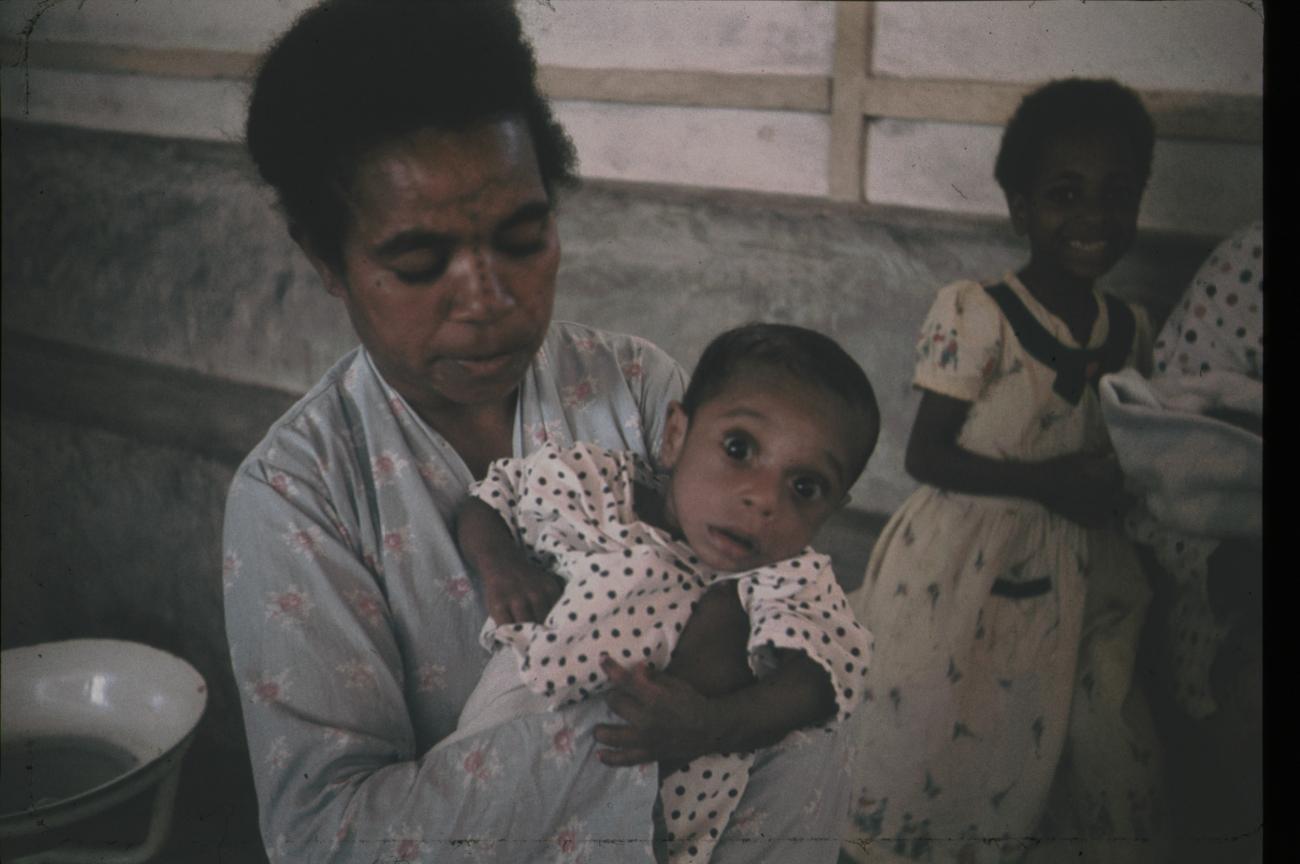 BD/144/525 -
Polikliniek. Moeder met baby