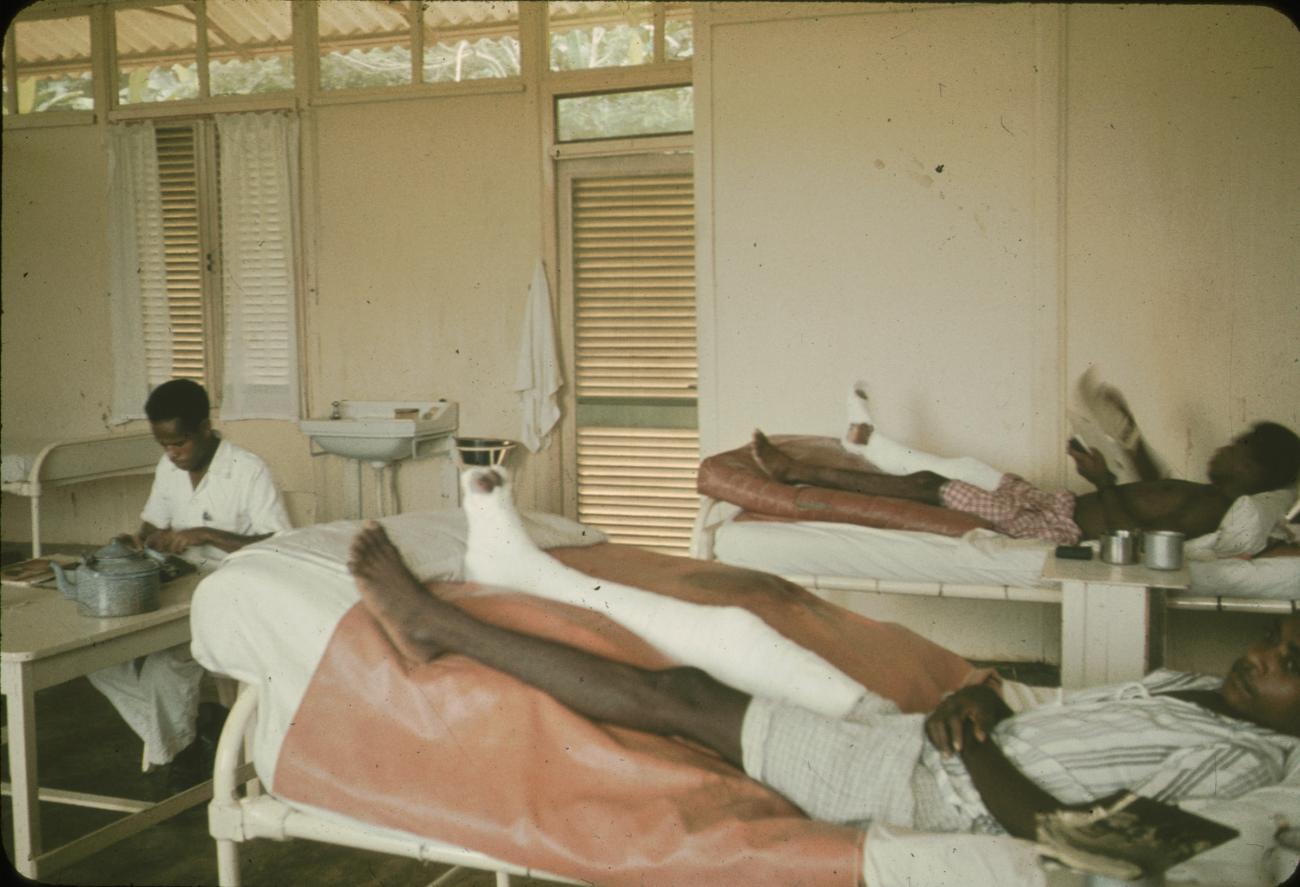 BD/144/527 -
Polikliniek. Mannen op bed met benen in gips