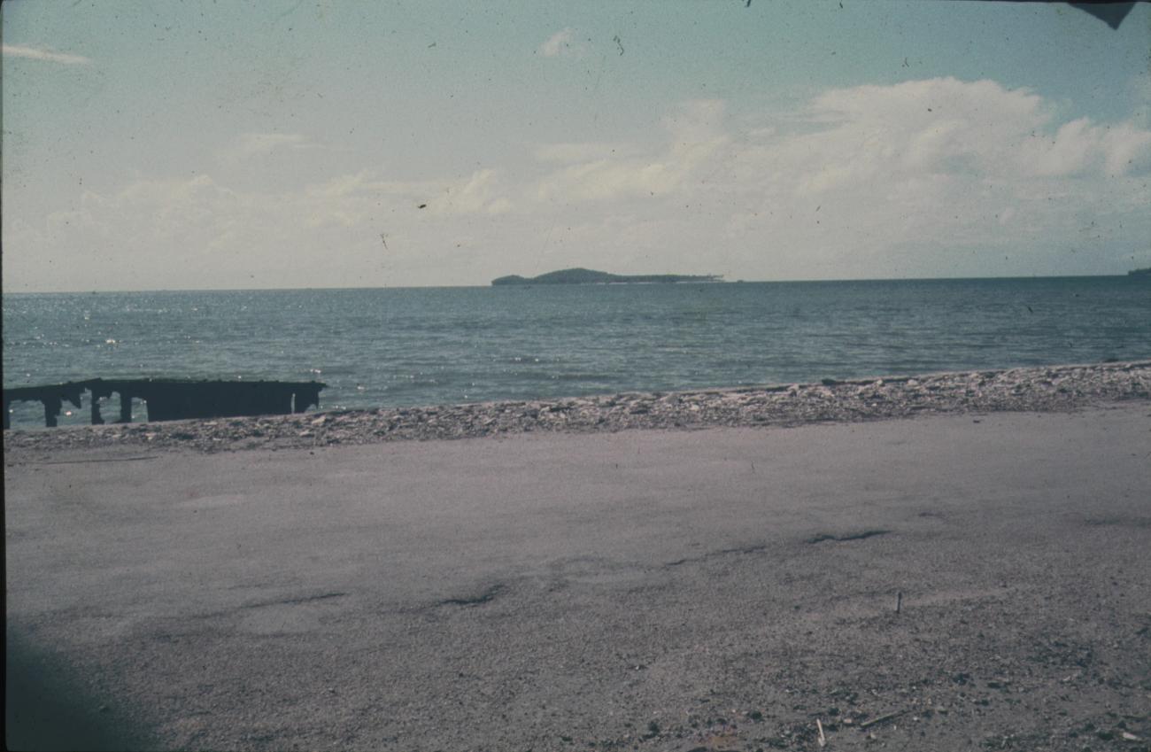 BD/144/597 - 
Kust, eiland in de verte 
