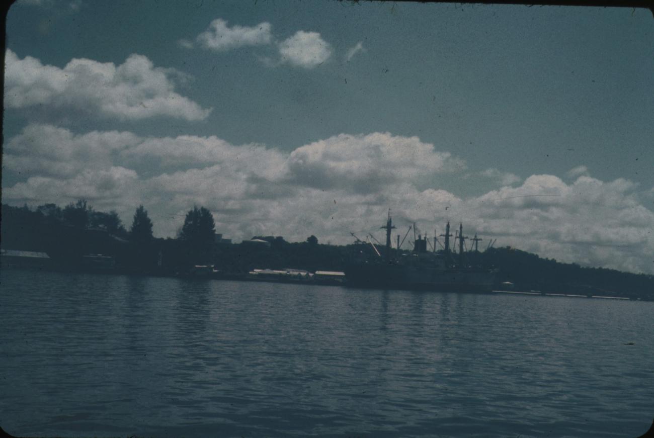 BD/144/602 - 
Schip in haven
