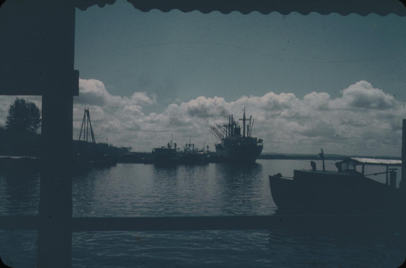 BD/144/606 - 
Schip in haven. M.i. al beschreven
