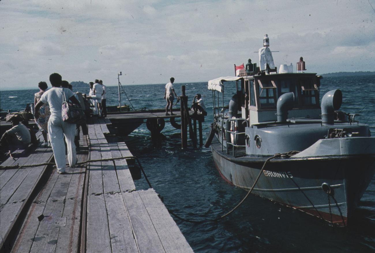 BD/144/609 - 
Schip &quot;Bruinvis&quot; aan steiger
