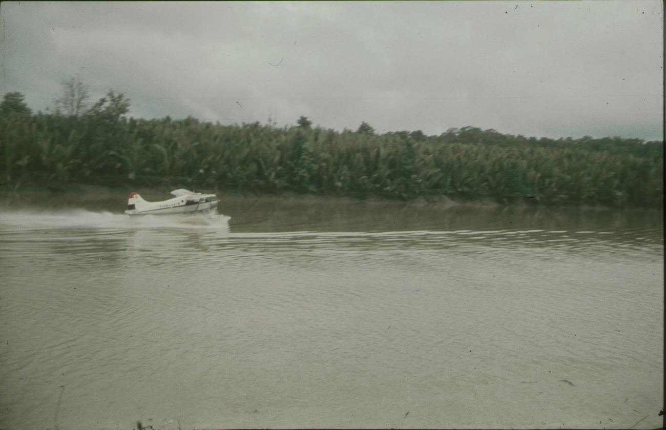 BD/144/622 -
Watervliegtuig Beaver op de rivier