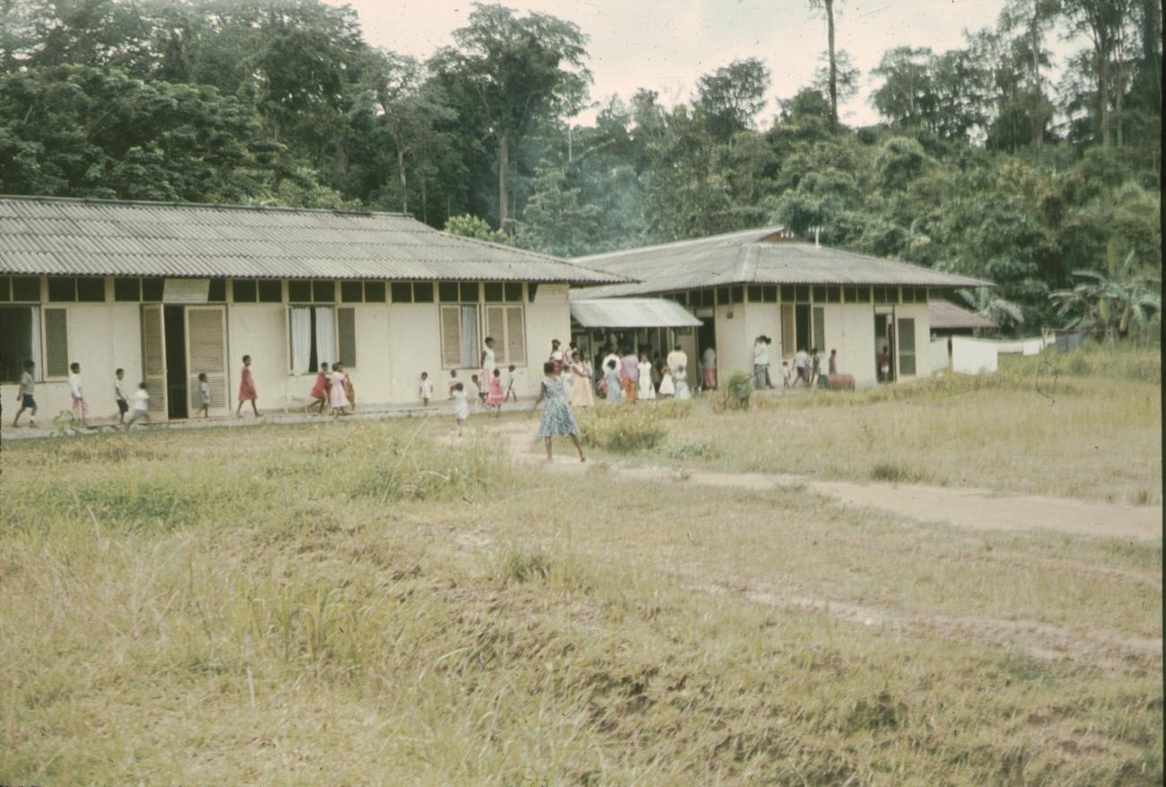 BD/144/630 -
Schoolgebouw met kinderen