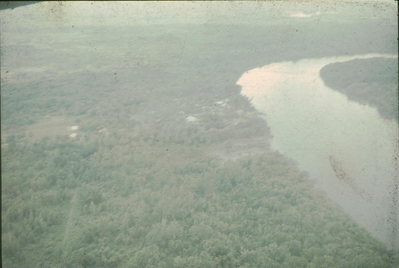 BD/144/631 -
Luchtfoto rivier