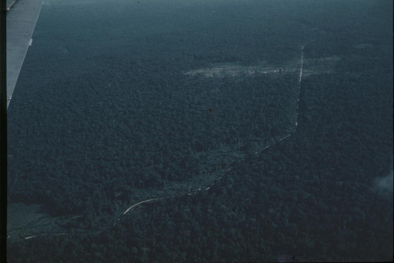 BD/144/650 -
Foto van weg, genomen uit vliegtuig