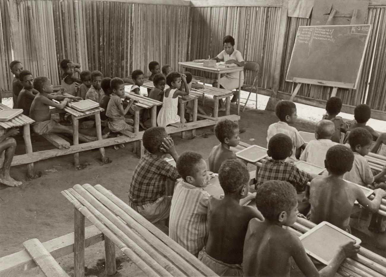 BD/326/10 - 
Schoollokaal in Arso,    ten zuiden van Jayapura
