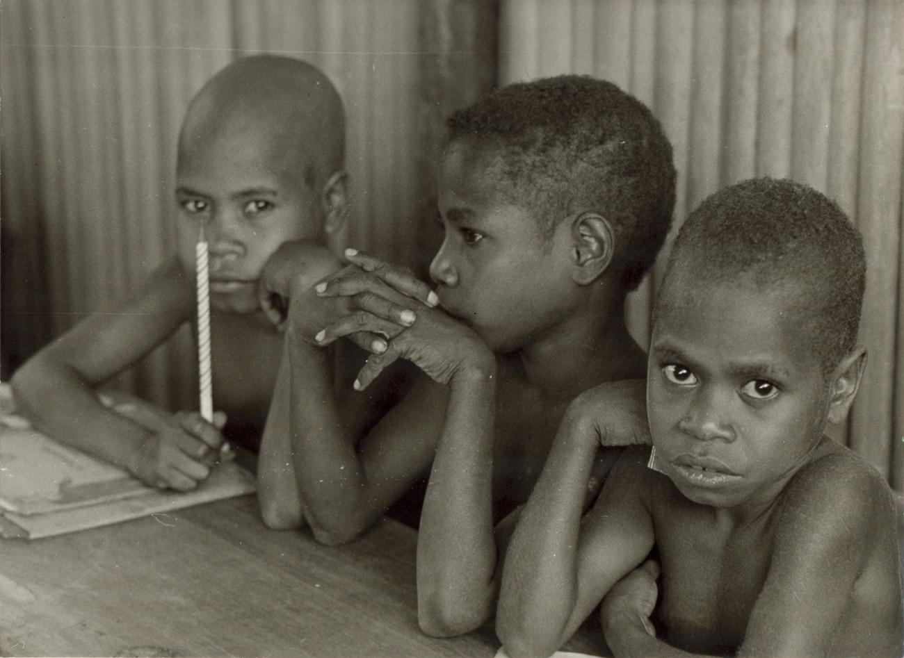 BD/326/11 - 
Leerlingen in de schoolbanken in Arso (Jayapura) of Akimuga (Mimika)
