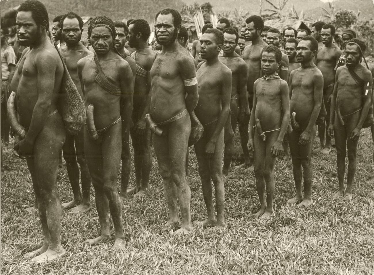 BD/326/22 - 
Groep mannen,   mogelijk bij een wedstrijd of marcheren bij viering van de Indonesische bevrijding
