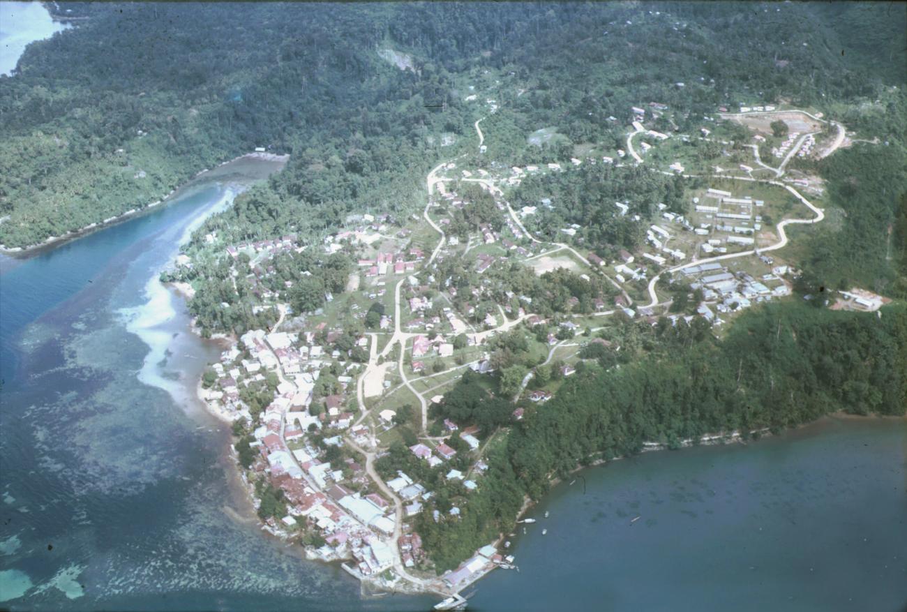 BD/279/23 -
Luchtfoto van Fakfak rechtonder de baai sungai