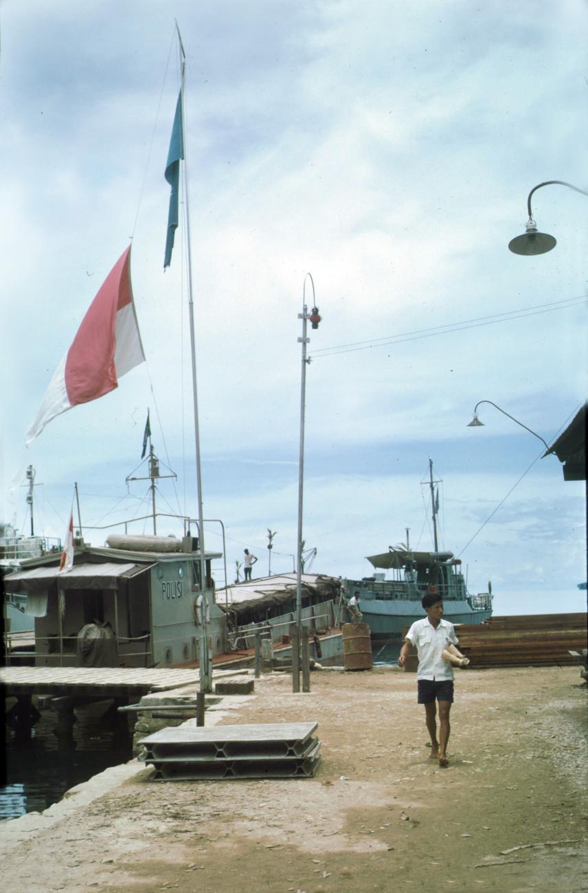 BD/279/30 -
Indonesische landingsvaartuig bij steiger