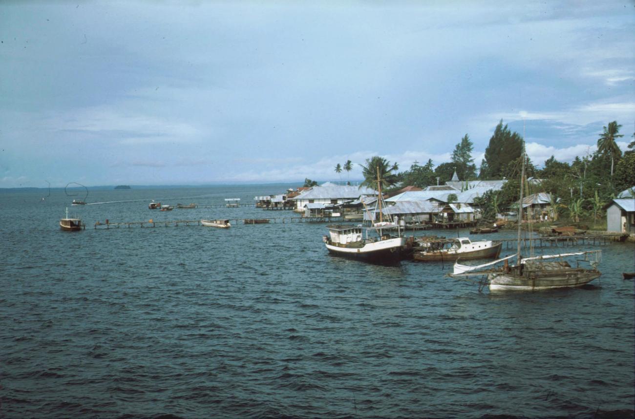 BD/279/61 -
Copra prauwen bij Sorong Doom