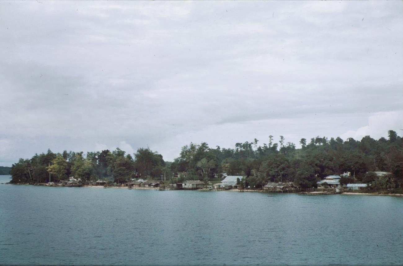 BD/279/66 -
De kust van Doreh bij Manokwari