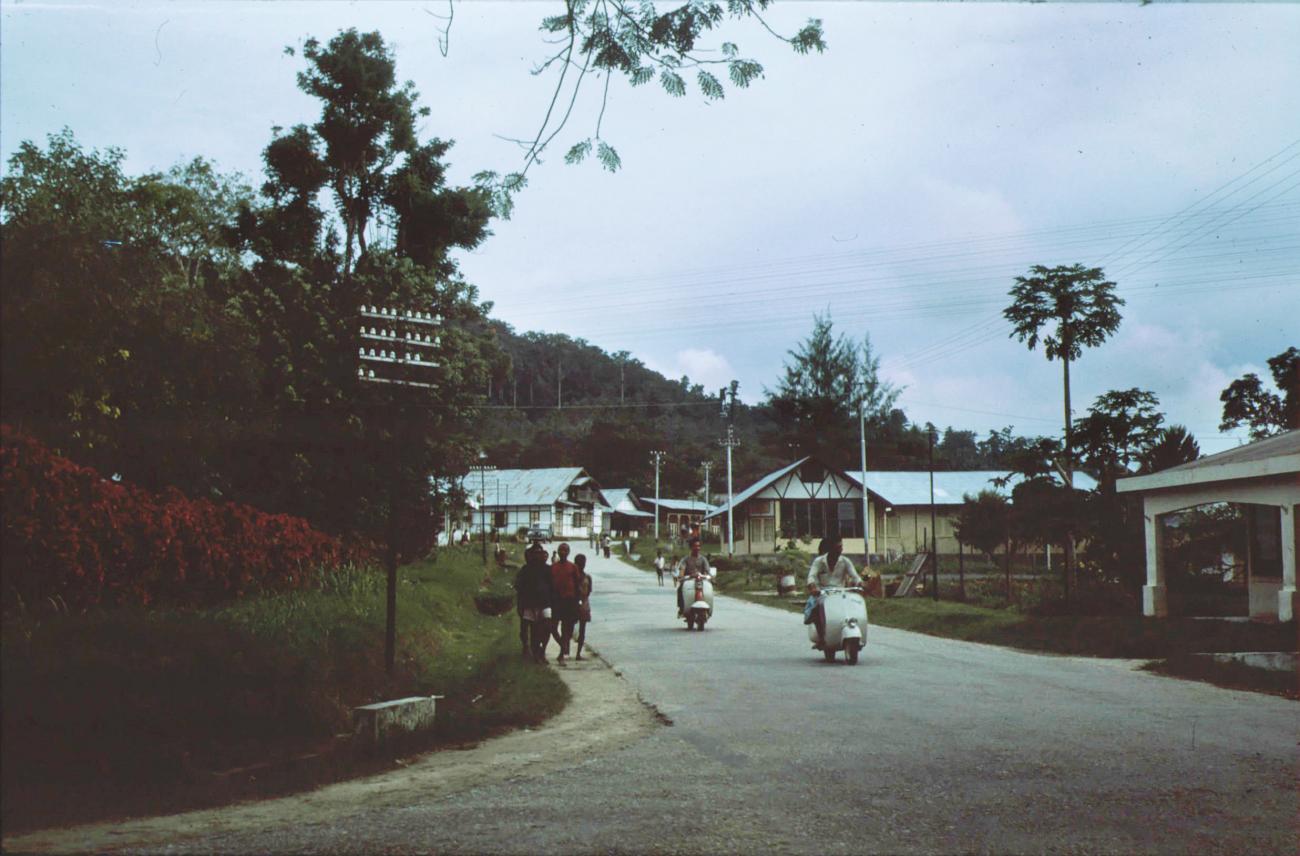 BD/279/72 -
Fanindi weg in Manokwari