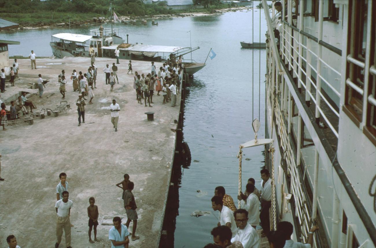 BD/279/75 -
Vertrek uit Manokwari