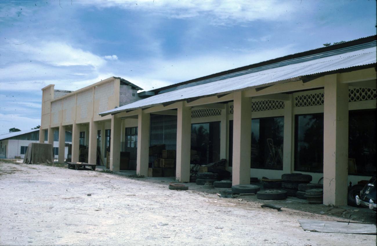BD/279/77 -
Verlaten Chinese toko's in Biak