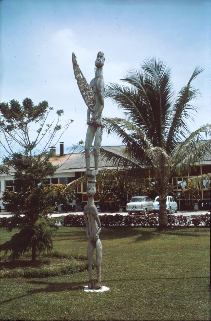 BD/279/84 -
Een bisjpaal bij het hotel
