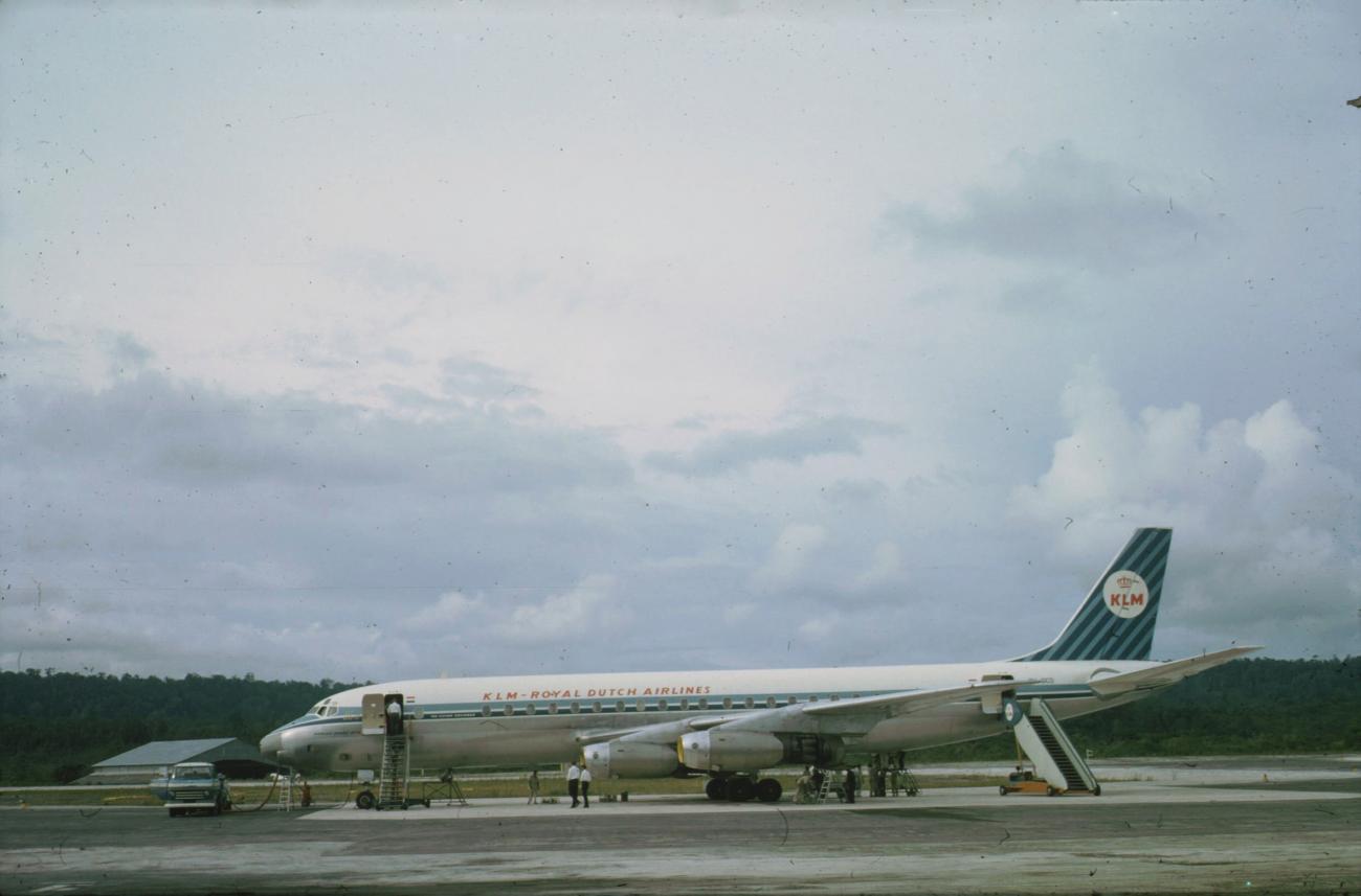 BD/279/87 -
KLM Vliegtuig bij vertrek