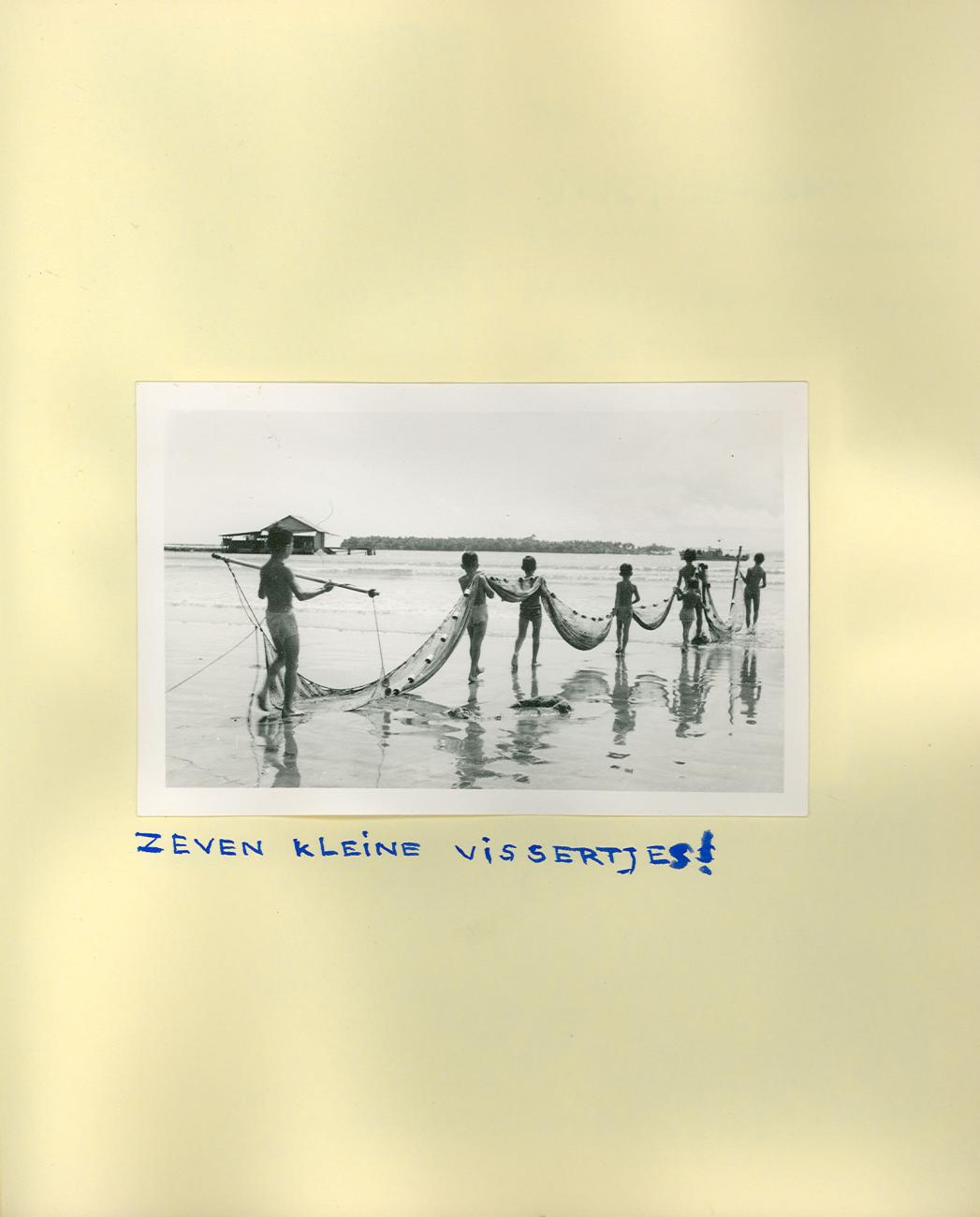 BD/83/55 - 
Papua children putting a fishing net off the coast of Sarmi
