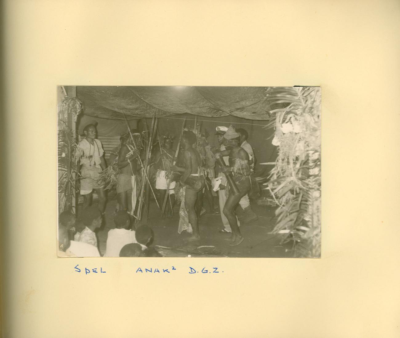 BD/83/63 - 
Farewell party for a Dutch physician of the Sarmi hospital: game Anak DGZ
