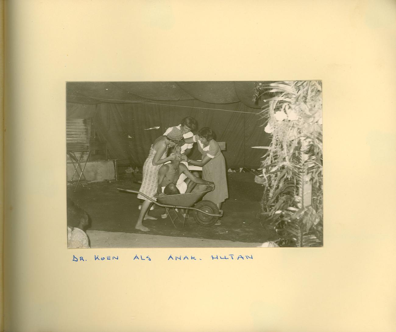 BD/83/65 - 
Farewell party for a Dutch physician of the Sarmi hospital: Dutch nurses and a physician performing a play
