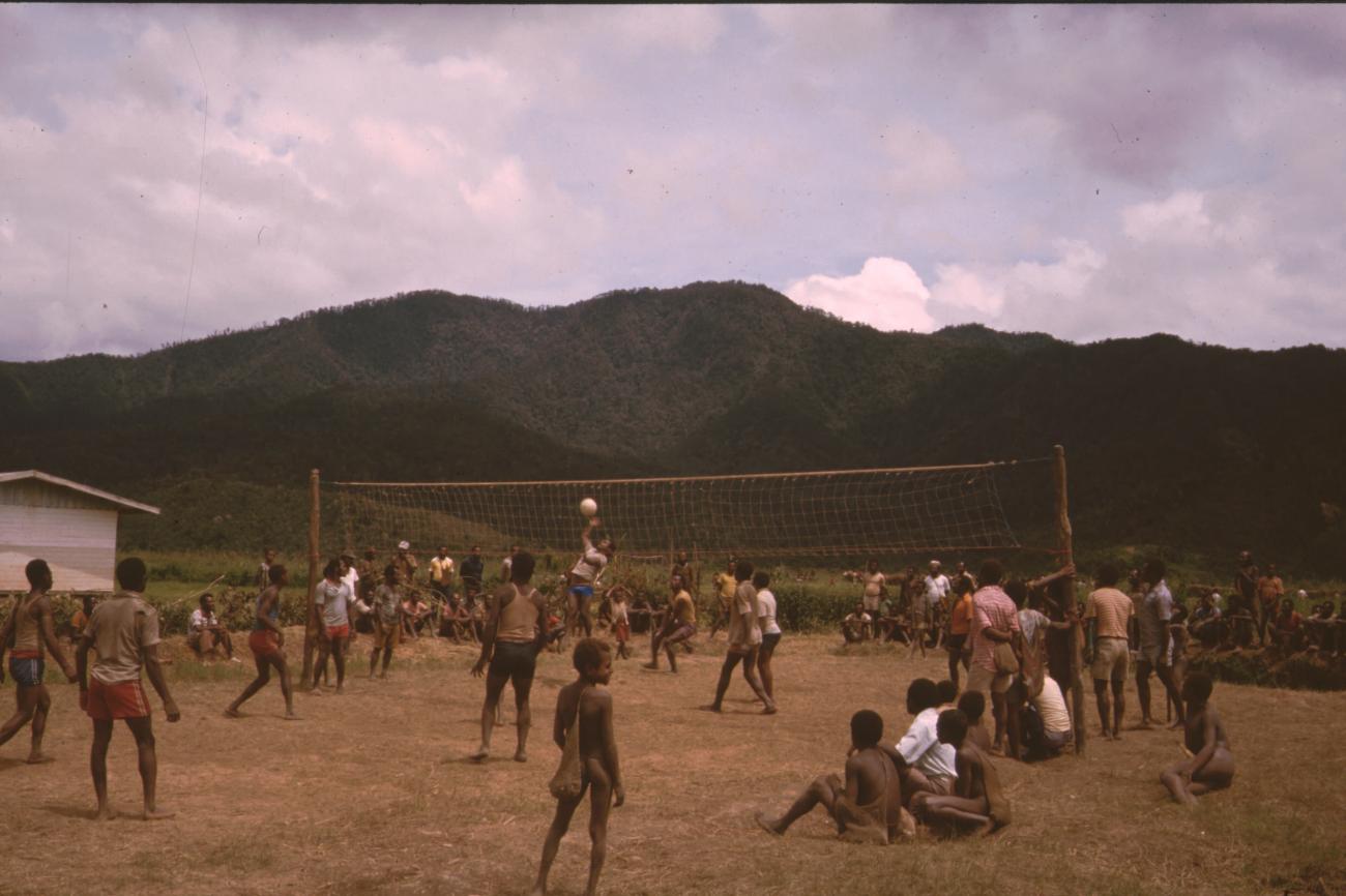BD/132/176 - 
volleybalwedstrijd in Mowanomani kampong in de Kemu vlakte
