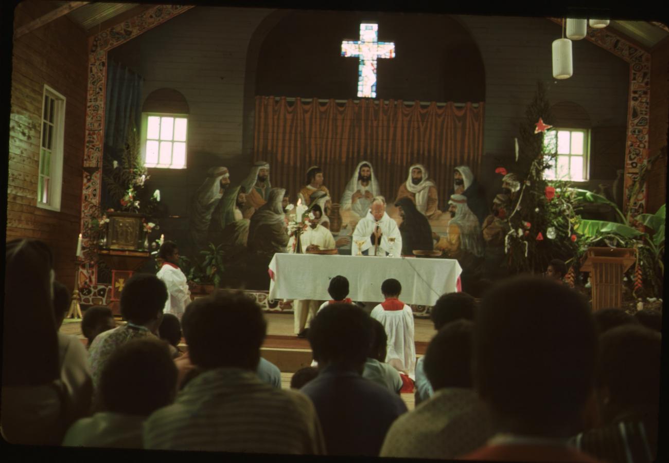 BD/132/178 - 
viering eucharistie in Obano bij de Wisselmeren
