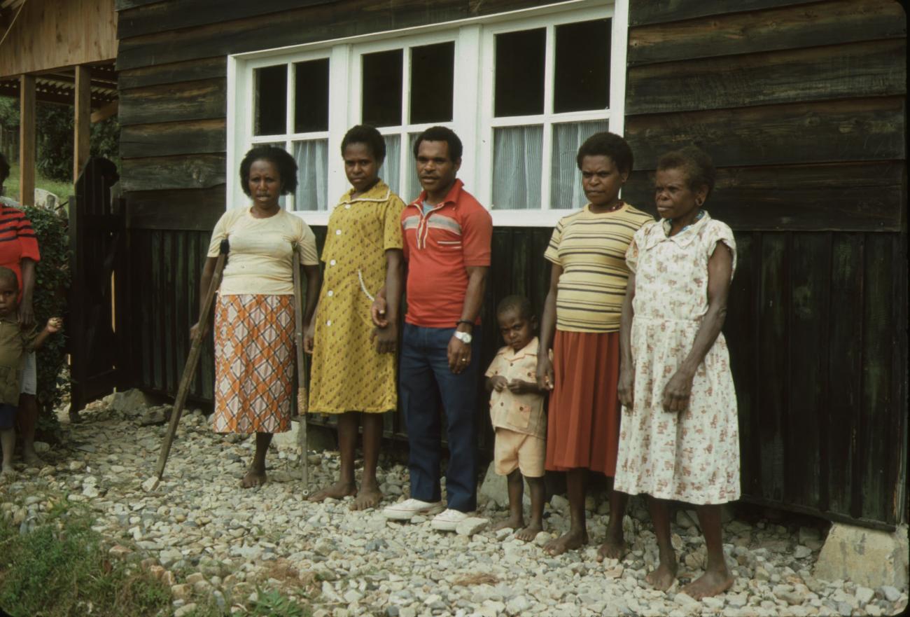 BD/132/28 - 
portretfoto van gezin voor een huis
