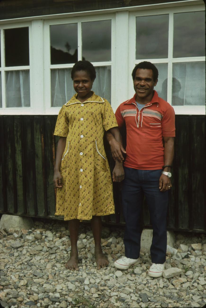 BD/132/31 - 
portretfoto van man en vrouw voor een huis
